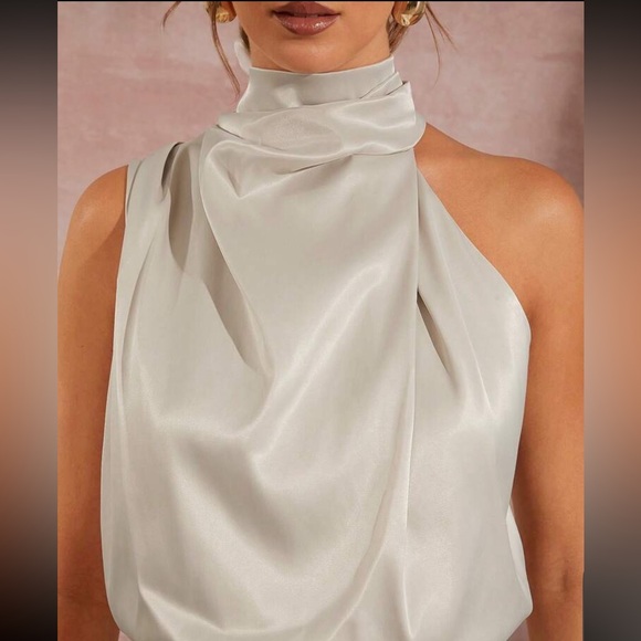 Elegant Albaricoque‎ Satin jumpsuit with asymmetrical mock neck and draped front - Picture 4 of 8